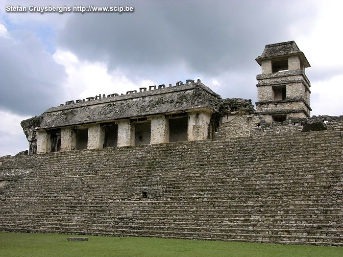 Palenque - Paleis Het indrukwekkende paleis met zijn toren, binnenpleinen en afbeeldingen. Palenque was een Maya-stad die in de 7e eeuw bloeide. De ruïnes dateren van 226 voor Christus tot zijn val rond 1123 na Chr. Stefan Cruysberghs